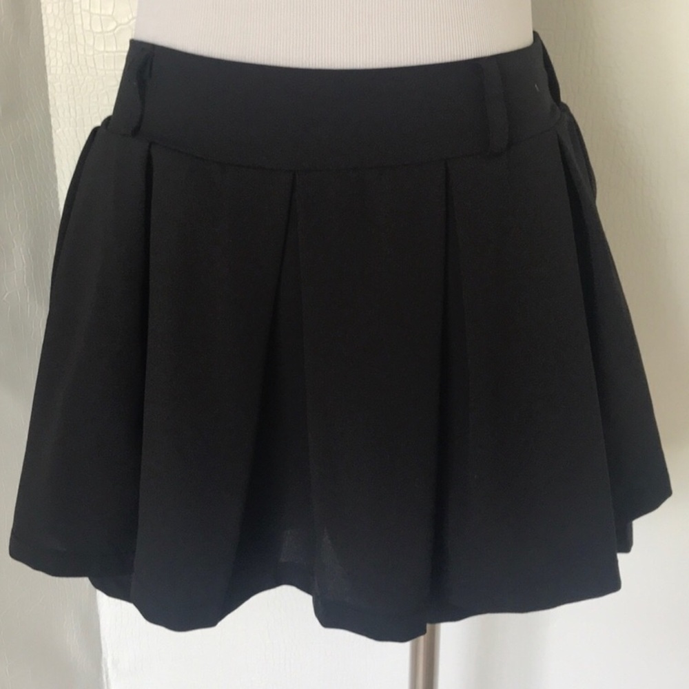 DRESSY SKORT.